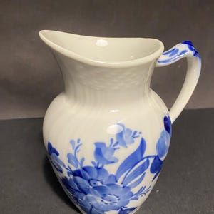 Royal Copenhagen Blue Flower Curved Porcelain Creamer #1535, Royal Copenhagen Blå Blomst Creamer Pitcher 10 38