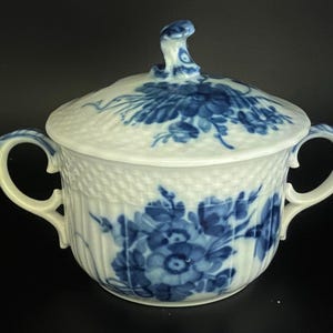 Royal Copenhagen blue flower, blå blomst. Lidded jar nr 1552 first sort mint condition