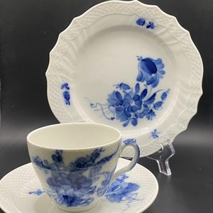 Royal Copenhagen Coffee/Teacup with saucer no 1870 and side plate no 1625. Handpainted and in mint condition, first sort.