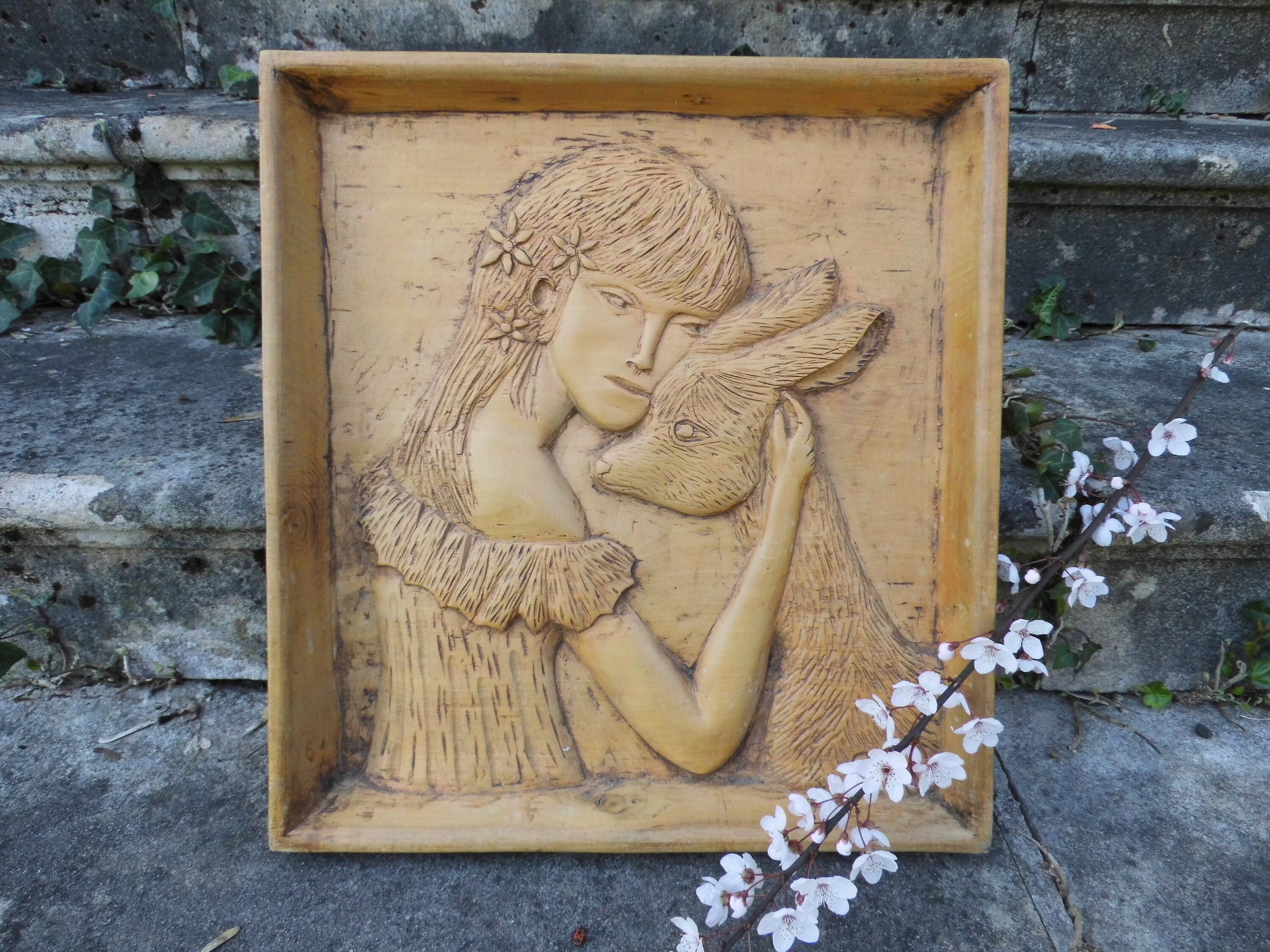 Freepost Grande Sculpture Français Encadrée Sculptée Image en Bois Wallart Vintage Paysan Girl & Faw