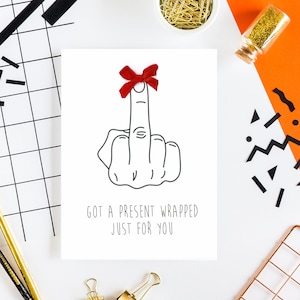 Tarjeta de cumpleaños divertida y grosera con el dedo medio: "Recibí un regalo envuelto solo para ti". ***Envío gratuito al Reino Unido***