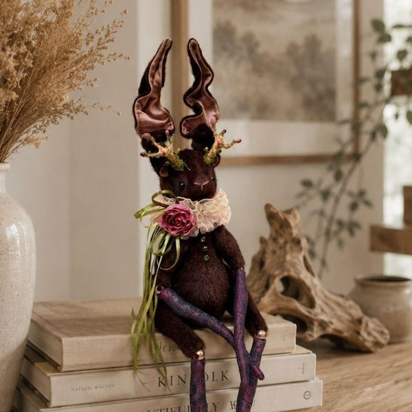 Jackalope OOAK Espíritu del bosque gótico Conejo Muñeco de arte coleccionable hecho a mano Talismán místico Criatura fantástica Decoración del hogar Escultura de peluche de lujo