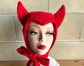 RED DEVIL BONNET baret muts kap winter hoed jaren 1940 1950 1960 vintage geïnspireerd Halloween ee kostuum Bettie Page retro repro oren hoorns kat