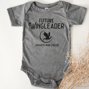 Fourth Wing Baby Bodysuit Future Wingleader, Bookish Baby Shower gift idea Booklover, Iron Flame pregnancy, Newborn Riders Quadrant shirt bild 1