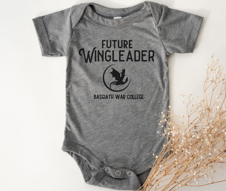 Fourth Wing Baby Bodysuit Future Wingleader, Bookish Baby Shower gift idea Booklover, Iron Flame pregnancy, Newborn Riders Quadrant shirt bild 1