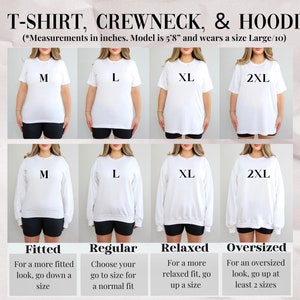 Puede incluir: Tabla de tallas para camisetas, jers&eacute;is de cuello redondo y sudaderas con capucha. La tabla muestra cuatro tallas diferentes: M, L, XL y 2XL. Cada talla se muestra en una modelo que lleva una camiseta blanca, un jersey de cuello redondo o una sudadera con capucha. La tabla tambi&eacute;n incluye descripciones del ajuste para cada talla: Ajustado, Regular, Relajado y Oversize.