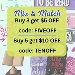Op de afbeelding: Een verzameling decoratieve borden met diverse ontwerpen en tekst, waaronder "To Be Read" en "Slow Burn". De borden zijn in verschillende vormen en kleuren, met een centraal geel bord dat een "Mix & Match"-aanbieding promoot.