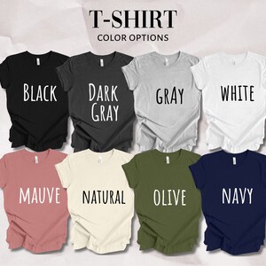 Puede incluir: Opciones de color para camiseta: negro, gris oscuro, gris, blanco, malva, natural, oliva y azul marino.