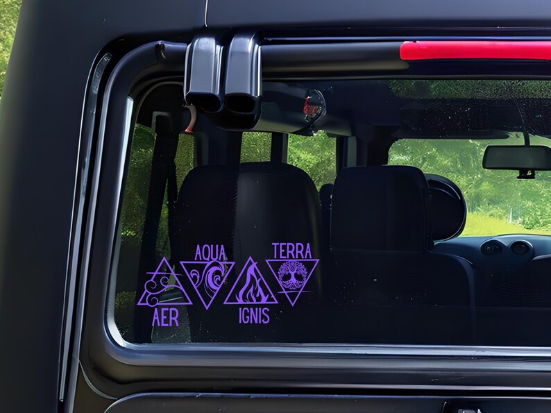 Op de afbeelding: Paarse vinylstickers op een autoraam. De stickers tonen geometrische vormen met de woorden AER, AQUA, IGNIS en TERRA, die elk een element vertegenwoordigen. Het ontwerp is een gestileerde weergave van de elementen.