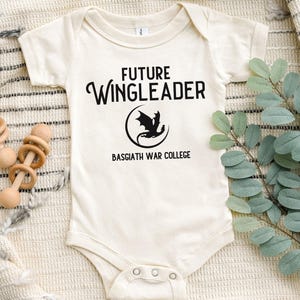 Fourth Wing Baby Bodysuit Future Wingleader, Bookish Baby Shower gift idea Booklover, Iron Flame pregnancy, Newborn Riders Quadrant shirt bild 2