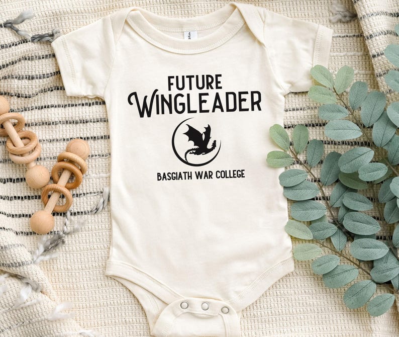 Fourth Wing Baby Bodysuit Future Wingleader, Bookish Baby Shower gift idea Booklover, Iron Flame pregnancy, Newborn Riders Quadrant shirt bild 2