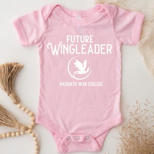 Fourth Wing Baby Bodysuit Future Wingleader, Bookish Baby Shower gift idea Booklover, Iron Flame pregnancy, Newborn Riders Quadrant shirt bild 3