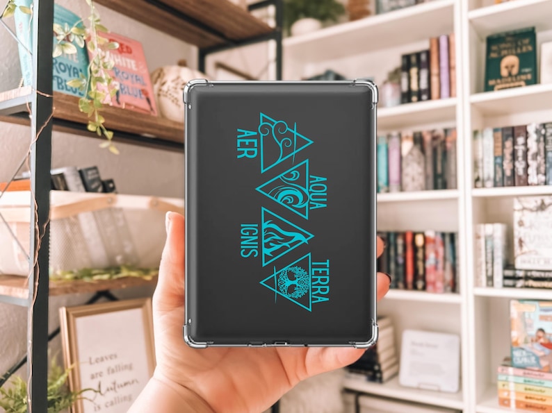 Op de afbeelding: Een zwarte tablet hoes met een turquoise afbeelding van de vier elementen: lucht, water, vuur en aarde. De hoes wordt in een hand gehouden, met een boekenplank op de achtergrond. De tekst op de hoes luidt "AER", "AQUA", "IGNIS" en "TERRA".