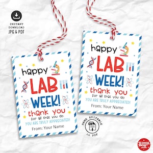 Puede incluir: Una taza de cerámica blanca con un asa negra y el texto "But First, Coffee" en negrita negra. La taza se encuentra sobre un fondo neutro, resaltando su diseño simple.