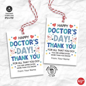 Puede incluir: Etiqueta de regalo imprimible para el Día del Médico con un diseño azul y blanco. La etiqueta dice "¡Feliz Día del Médico! ¡Gracias por todo lo que haces! ¡Eres apreciado más de lo que sabes!" y tiene un corazón rojo, un estetoscopio y estrellas. La etiqueta es editable en formato PDF.
