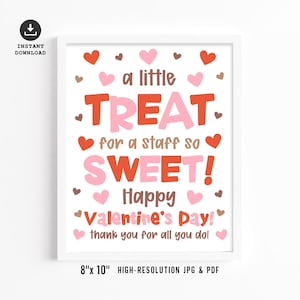 以下が含まれることがあります： 赤とピンクの「a little TREAT for a staff so SWEET! Happy Valentine's Day!」というテキストが書かれた白いフレームのプリント。プリントはハートで装飾されており、サイズは20.32cm x 25.4cmです。