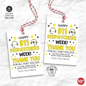 Puede incluir: Dos etiquetas de regalo blancas con hilo rojo y blanco. Las etiquetas dicen "Happy 911 Dispatchers Week! Thank You" en texto amarillo y negro, con gráficos de estrellas y auriculares. Las etiquetas son para descarga instantánea.