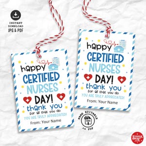Könnte beinhalten: Zwei Geschenkanhänger mit rot-weißem Bindfaden. Auf den Anhängern steht "Happy Certified Nurses Day!" in blauer und schwarzer Schrift, mit einer Krankenschwestermütze und Herzsymbolen. Die Anhänger sagen auch "thank you" und "From: Your Name."