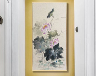 Könnte beinhalten: Ein Aquarellbild von rosa Lotusblumen mit grünen Blättern und einem schwarzen Vogel auf einem Ast. Das Bild ist auf beigefarbenem Hintergrund und in Gold gerahmt.