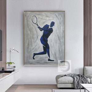 K&ouml;nnte beinhalten: Abstrakte Malerei eines Tennisspielers in blauer Silhouette vor einem grauen Hintergrund. Der Spieler h&auml;lt einen Tennisschl&auml;ger und ist im Schwung. Das Gem&auml;lde ist signiert mit "Eva Malvina Art Studio".