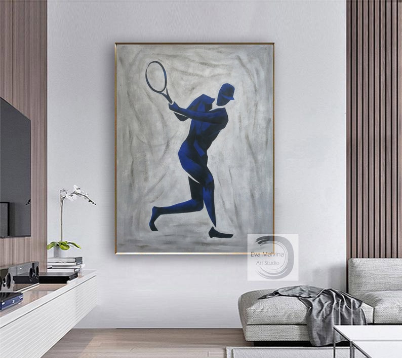 K&ouml;nnte beinhalten: Abstrakte Malerei eines Tennisspielers in blauer Silhouette vor einem grauen Hintergrund. Der Spieler h&auml;lt einen Tennisschl&auml;ger und ist im Schwung. Das Gem&auml;lde ist signiert mit "Eva Malvina Art Studio".
