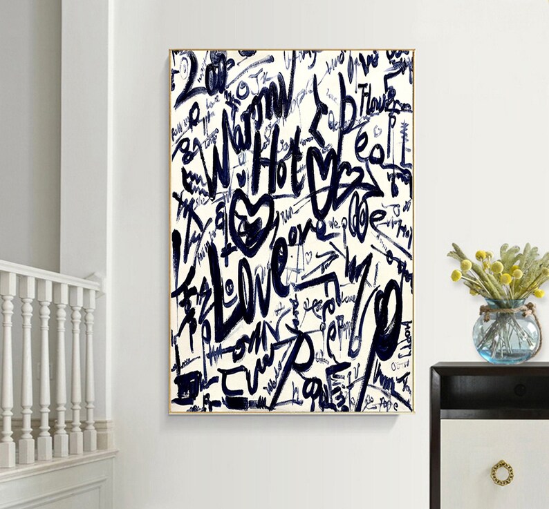 K&ouml;nnte beinhalten: Abstrakter Kunstdruck mit wei&szlig;em Hintergrund und schwarzer und blauer Graffiti-Schrift und Symbolen. Die Schrift umfasst die W&ouml;rter "Love", "Warm", "Hot" und "Flower".
