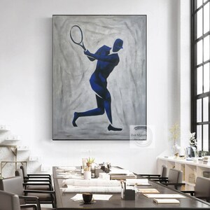 K&ouml;nnte beinhalten: Abstrakte Malerei eines Tennisspielers in Blau auf grauem Hintergrund. Der Spieler ist im Schwung mit einem Tennisschl&auml;ger. Das Gem&auml;lde ist signiert mit "Eva Malvin Art Studio".