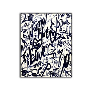 K&ouml;nnte beinhalten: Ein wei&szlig;er Hintergrund mit schwarzer und blauer Graffiti-Schrift. Die W&ouml;rter "Love", "Hot", "Warm" und "Real" sind sichtbar. Eine Herzform ist in der Mitte des Bildes gezeichnet.