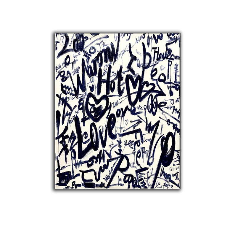 K&ouml;nnte beinhalten: Ein wei&szlig;er Hintergrund mit schwarzer und blauer Graffiti-Schrift. Die W&ouml;rter "Love", "Hot", "Warm" und "Real" sind sichtbar. Eine Herzform ist in der Mitte des Bildes gezeichnet.