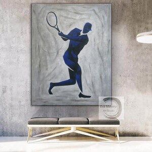 K&ouml;nnte beinhalten: Abstrakte Malerei eines Tennisspielers in blauer Silhouette auf grauem Hintergrund. Das Gem&auml;lde ist gerahmt und h&auml;ngt an einer grauen Wand &uuml;ber einer grauen Bank.
