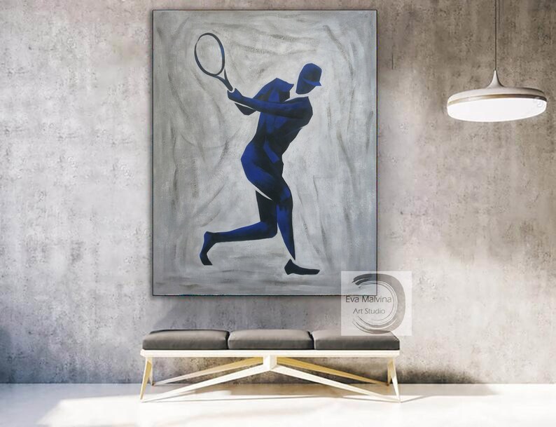 K&ouml;nnte beinhalten: Abstrakte Malerei eines Tennisspielers in blauer Silhouette auf grauem Hintergrund. Das Gem&auml;lde ist gerahmt und h&auml;ngt an einer grauen Wand &uuml;ber einer grauen Bank.