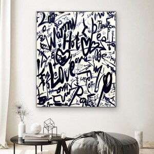 K&ouml;nnte beinhalten: Abstrakter Kunstdruck mit wei&szlig;em Hintergrund und schwarzer und blauer Tinte. Der Druck zeigt eine Vielzahl von W&ouml;rtern und Phrasen, darunter "Love", "Hot", "Warm" und "Dream".