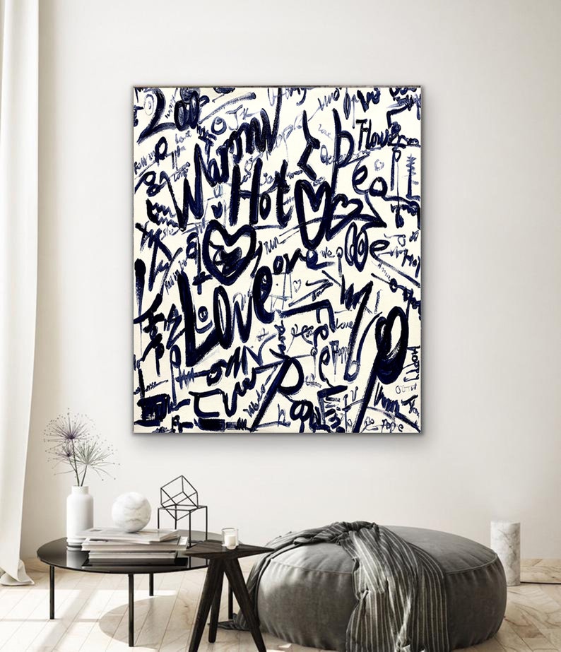 K&ouml;nnte beinhalten: Abstrakter Kunstdruck mit wei&szlig;em Hintergrund und schwarzer und blauer Tinte. Der Druck zeigt eine Vielzahl von W&ouml;rtern und Phrasen, darunter "Love", "Hot", "Warm" und "Dream".