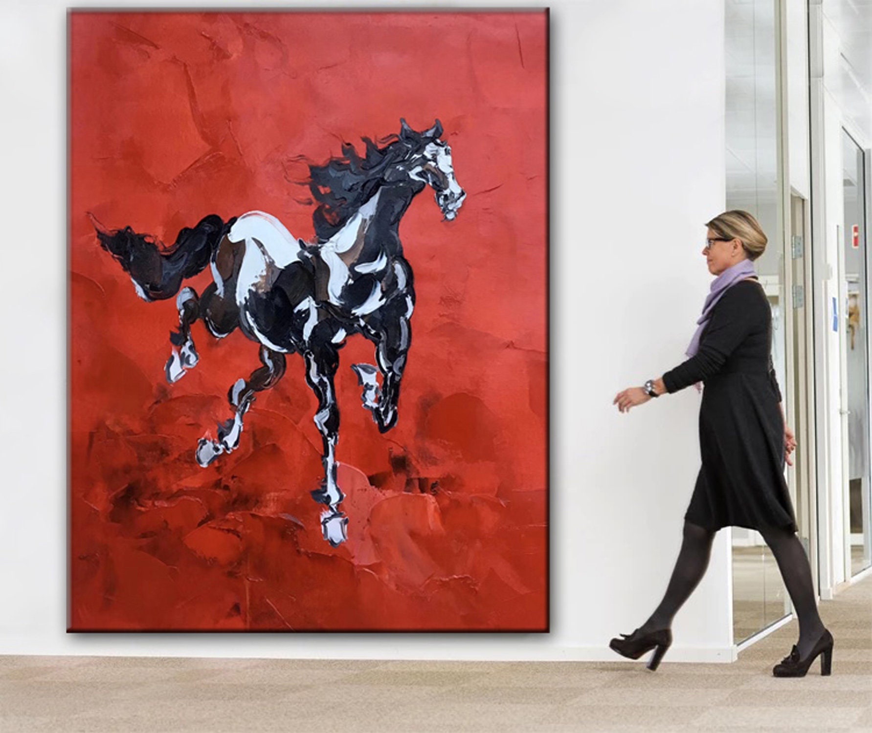 キャンバスに描かれた大きな抽象画、キャンバスに描かれた馬の壁アート