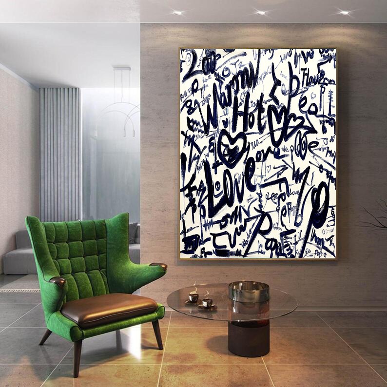 K&ouml;nnte beinhalten: Abstrakter Kunstdruck mit wei&szlig;em Hintergrund und schwarzer und blauer Graffiti-Schrift. Die Schrift enth&auml;lt die W&ouml;rter "Warm", "Hot", "Love" und "Feel".