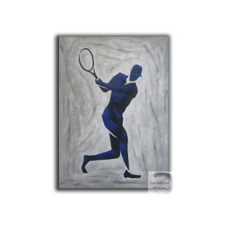 K&ouml;nnte beinhalten: Abstrakte Malerei eines Tennisspielers in blauer Silhouette auf grauem Hintergrund. Der Spieler ist im Schwung mit einem Tennisschl&auml;ger. Das Gem&auml;lde ist signiert mit "Eva Malvina Art Studio".