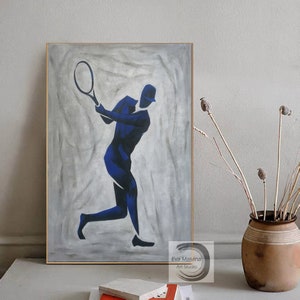 K&ouml;nnte beinhalten: Abstrakte Malerei eines Tennisspielers in Blau auf grauem Hintergrund. Das Gem&auml;lde ist gerahmt und signiert mit "Eva Malvina Art Studio".