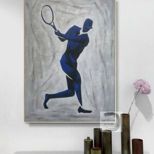 K&ouml;nnte beinhalten: Abstrakte Malerei eines Tennisspielers in blauer Silhouette auf grauem Hintergrund. Das Gem&auml;lde ist in Gold gerahmt und tr&auml;gt die Unterschrift des K&uuml;nstlers "Eva Malvina Art Studio" unten rechts.