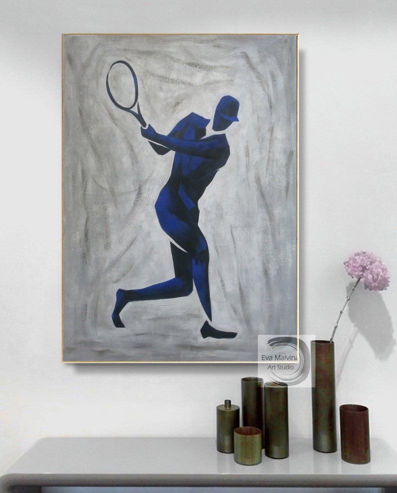K&ouml;nnte beinhalten: Abstrakte Malerei eines Tennisspielers in blauer Silhouette auf grauem Hintergrund. Das Gem&auml;lde ist in Gold gerahmt und tr&auml;gt die Unterschrift des K&uuml;nstlers "Eva Malvina Art Studio" unten rechts.