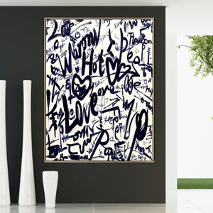 K&ouml;nnte beinhalten: Abstrakter Kunstdruck mit wei&szlig;em Hintergrund und schwarzer und blauer Graffiti-Schrift. Die Schrift enth&auml;lt die W&ouml;rter "Love", "Warm", "Hot" und "Free".