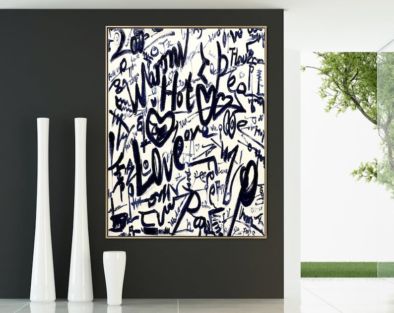 K&ouml;nnte beinhalten: Abstrakter Kunstdruck mit wei&szlig;em Hintergrund und schwarzer und blauer Graffiti-Schrift. Die Schrift enth&auml;lt die W&ouml;rter "Love", "Warm", "Hot" und "Free".