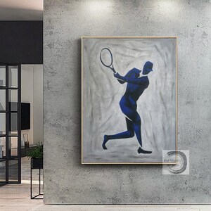 K&ouml;nnte beinhalten: Abstrakte Malerei eines Tennisspielers in Blau und Grau auf wei&szlig;em Hintergrund. Das Gem&auml;lde ist in einem goldenen Rahmen gerahmt. Die Unterschrift des K&uuml;nstlers befindet sich unten rechts.