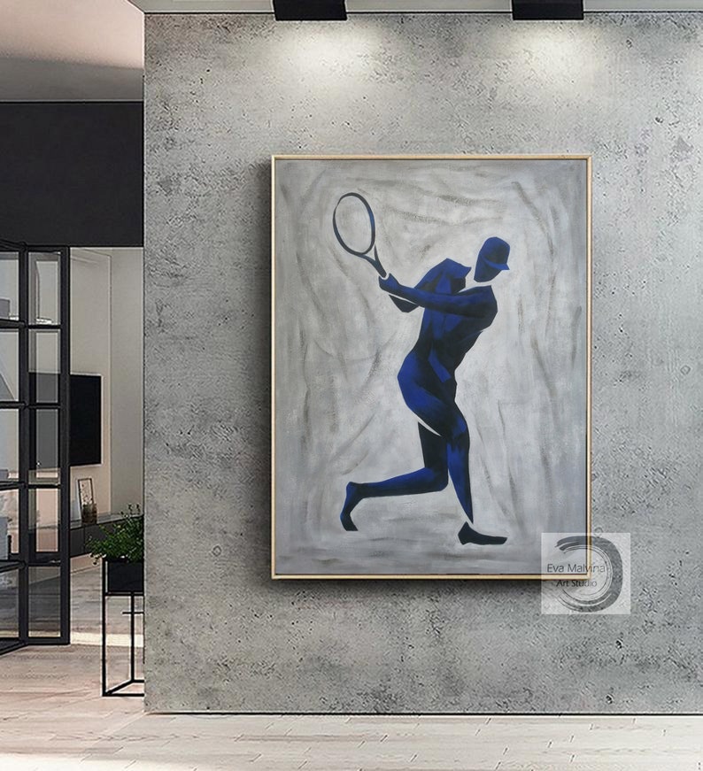 K&ouml;nnte beinhalten: Abstrakte Malerei eines Tennisspielers in Blau und Grau auf wei&szlig;em Hintergrund. Das Gem&auml;lde ist in einem goldenen Rahmen gerahmt. Die Unterschrift des K&uuml;nstlers befindet sich unten rechts.