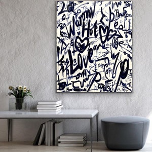 K&ouml;nnte beinhalten: Abstrakte Malerei mit wei&szlig;em Hintergrund und schwarzer Tinte. Das Gem&auml;lde zeigt die W&ouml;rter "Love", "Warm", "Hot" und "Real" in Graffiti-Stil.