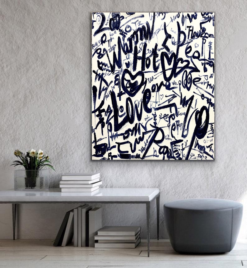 K&ouml;nnte beinhalten: Abstrakte Malerei mit wei&szlig;em Hintergrund und schwarzer Tinte. Das Gem&auml;lde zeigt die W&ouml;rter "Love", "Warm", "Hot" und "Real" in Graffiti-Stil.