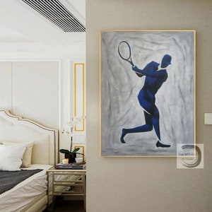 K&ouml;nnte beinhalten: Abstrakte Malerei eines Tennisspielers in blauer Silhouette auf grauem Hintergrund. Das Gem&auml;lde ist in Gold gerahmt und tr&auml;gt den Namen des K&uuml;nstlers und sein Atelier unten rechts.