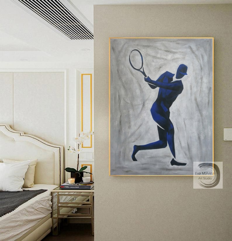 K&ouml;nnte beinhalten: Abstrakte Malerei eines Tennisspielers in blauer Silhouette auf grauem Hintergrund. Das Gem&auml;lde ist in Gold gerahmt und tr&auml;gt den Namen des K&uuml;nstlers und sein Atelier unten rechts.