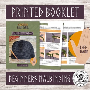 Könnte beinhalten: Ein gedrucktes Heft mit dem Titel "Kaupeyrir Nalbinding Workbook" mit einem grünen Einband und einem Foto einer schwarzen Strickmütze. Das Heft enthält Anleitungen für Anfänger, wie man mit der traditionellen Stricktechnik Nalbinding arbeitet. Der Text "Nalbinding für Anfänger" ist in großen Buchstaben am unteren Rand des Heftes gedruckt.