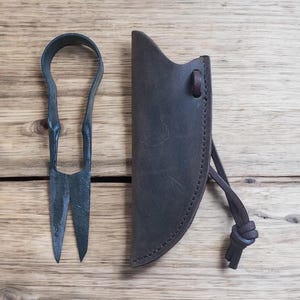 Wikinger Schere mit Lederscheide - Handgeschmiedete Schere mit Feder - Mittelalterliche Stoffschere - Mittel 13 cm