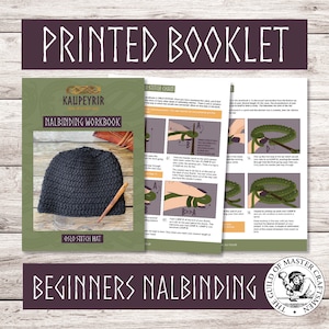 Könnte beinhalten: Ein gedrucktes Heft mit dem Titel "Kaupeyrir Nalbinding Workbook" mit einem Oslo-Stich-Hut auf dem Cover. Das Heft enthält Anweisungen und Illustrationen für Anfänger. Der Text "Beginners Nalbinding" ist ebenfalls sichtbar.